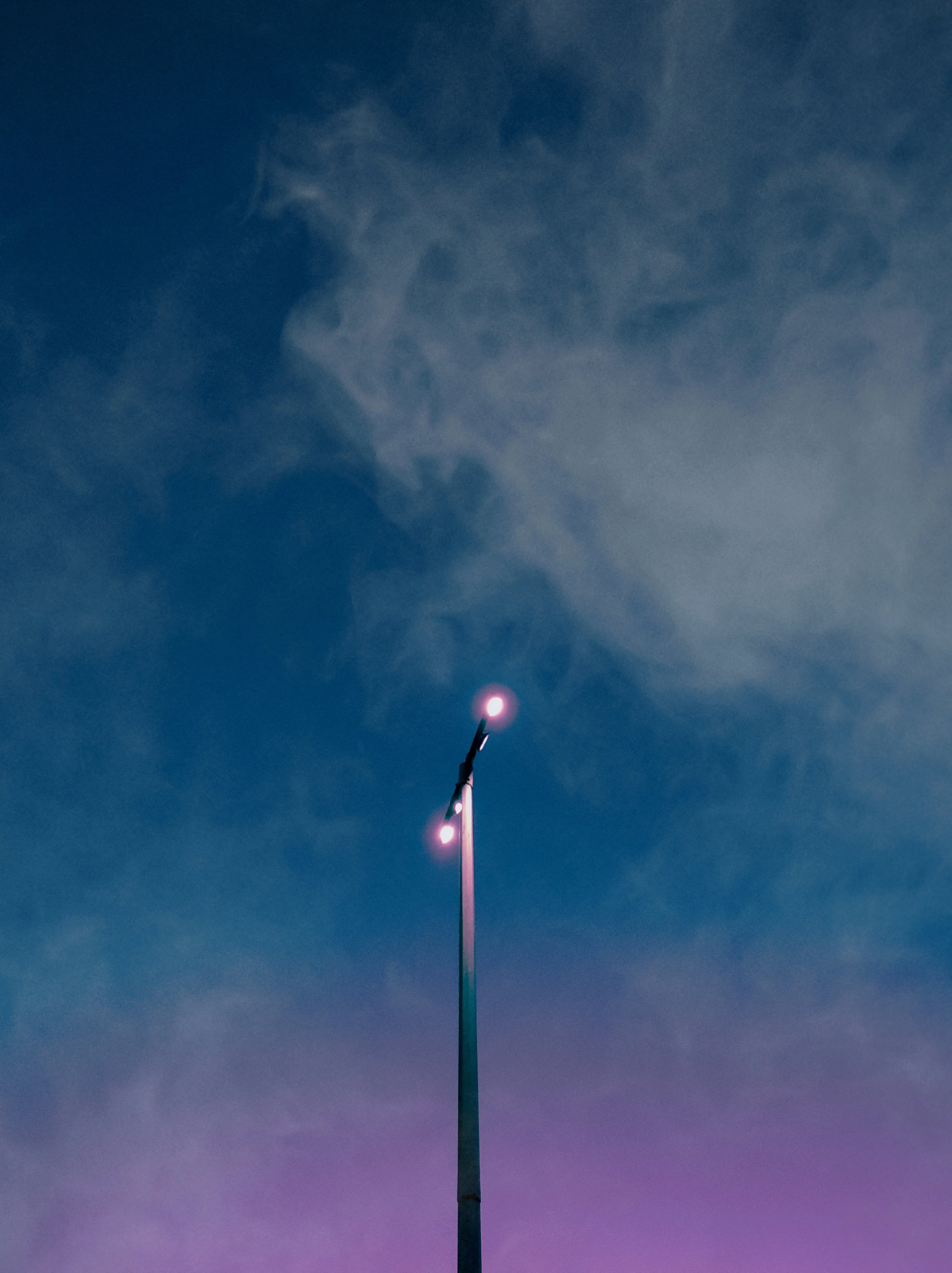 孤独的路灯照亮夜色与云层