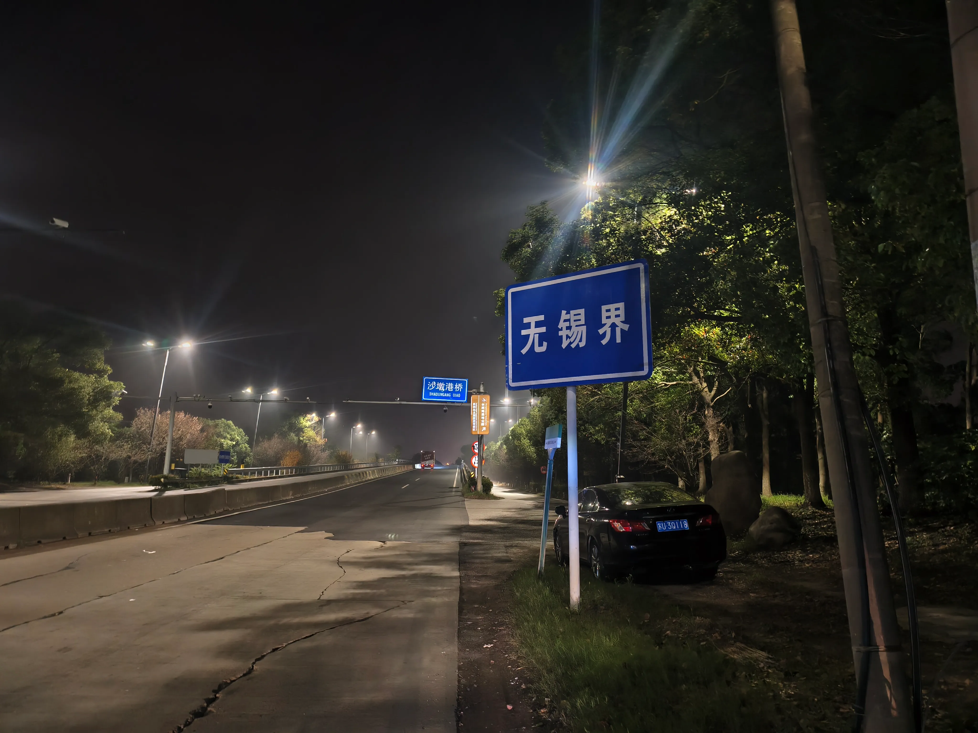 苏州夜骑返程路上的城市景象