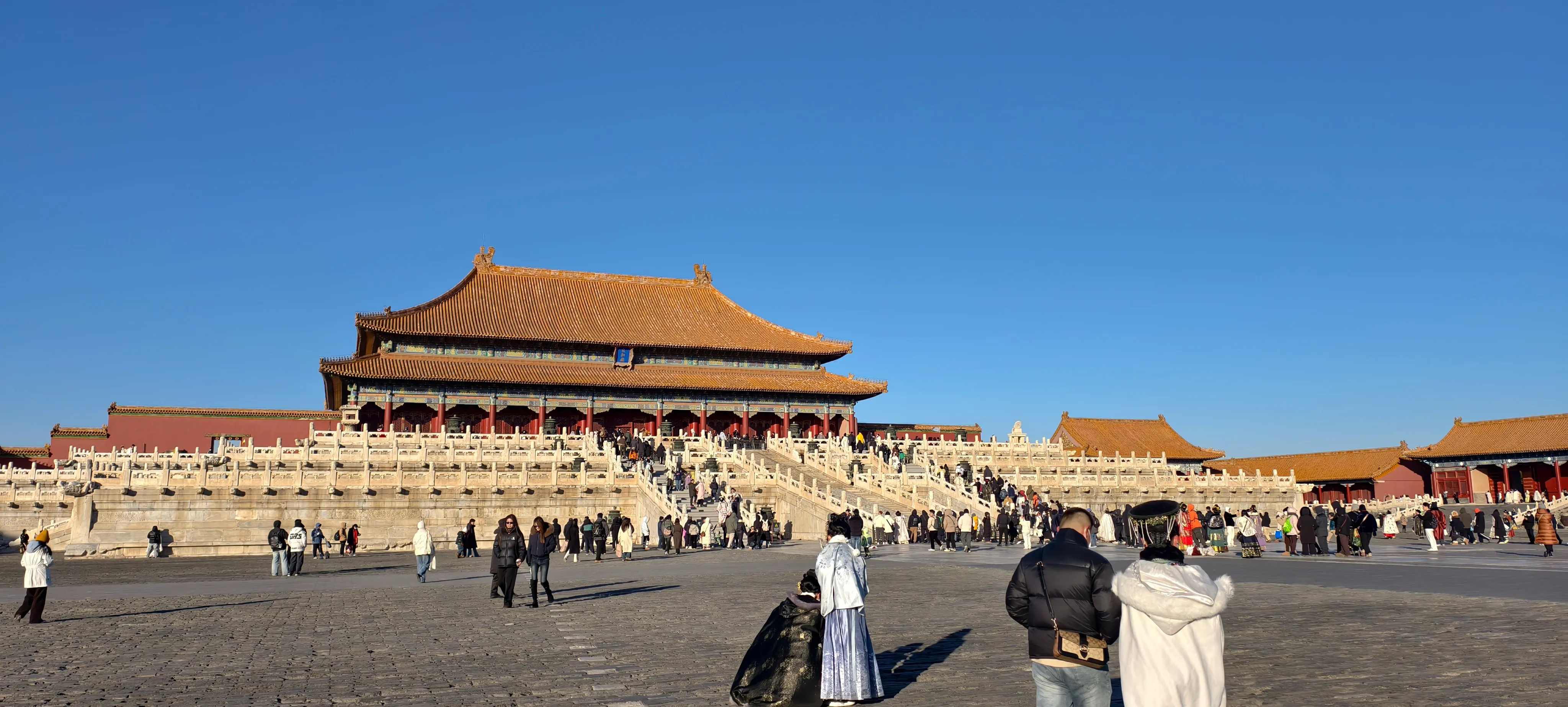 故宫建筑与开阔的宫墙空间