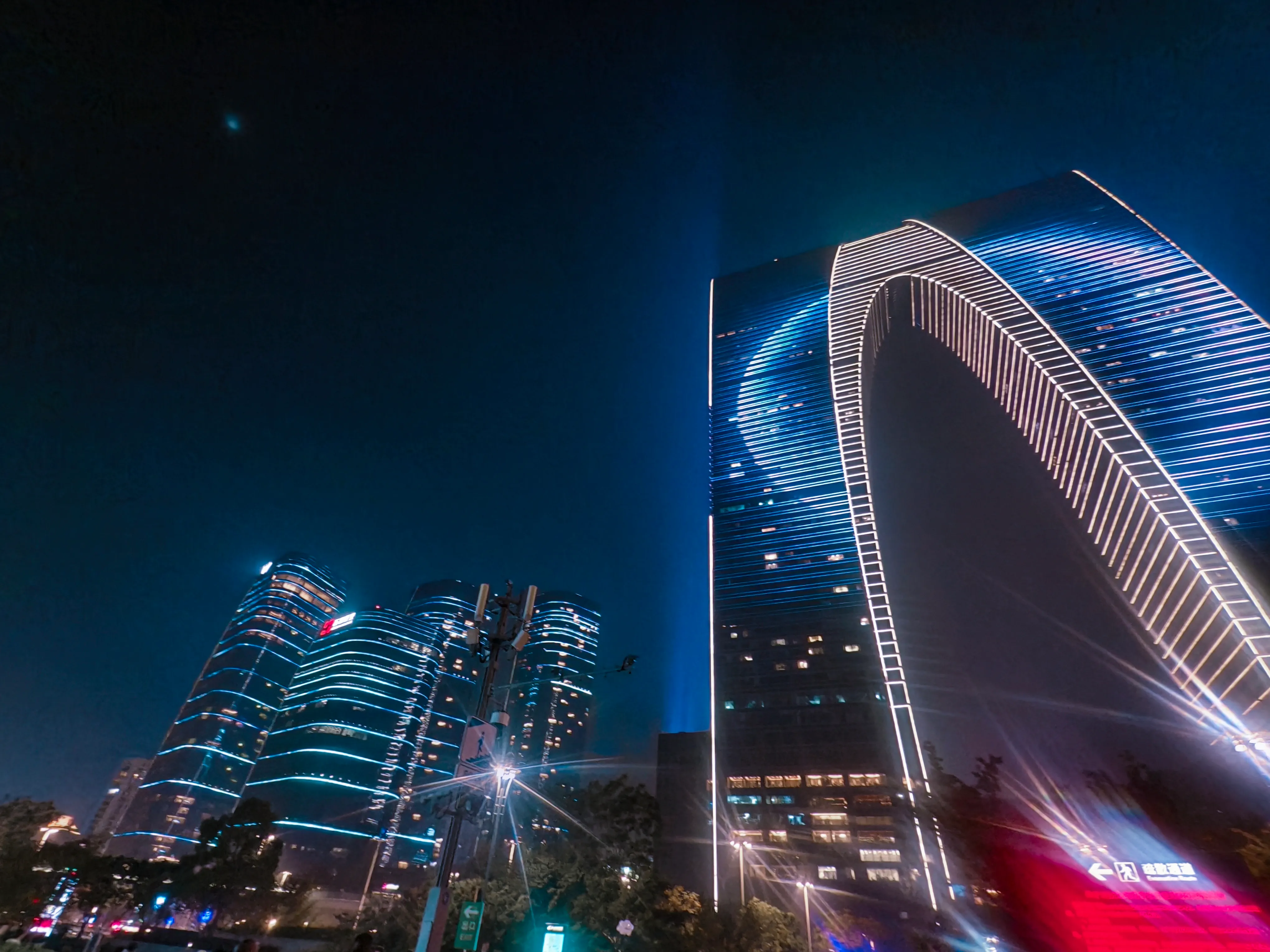 夜色中灯火辉煌的苏州城市