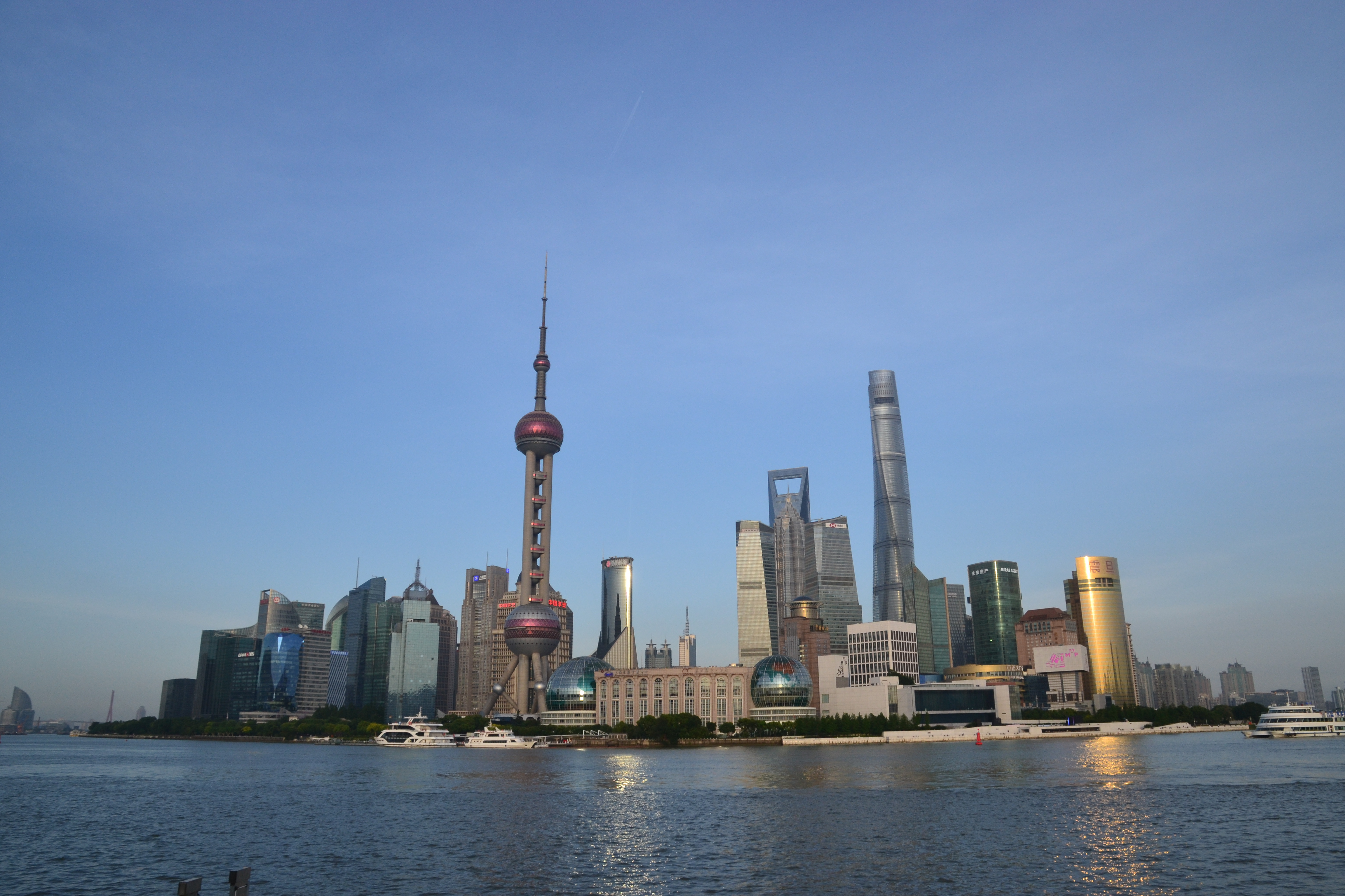 上海陆家嘴城市配图，不是豫园现场或本人出行照片